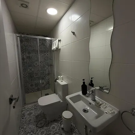 Hostal B And B Benidorm بيت ضيافة