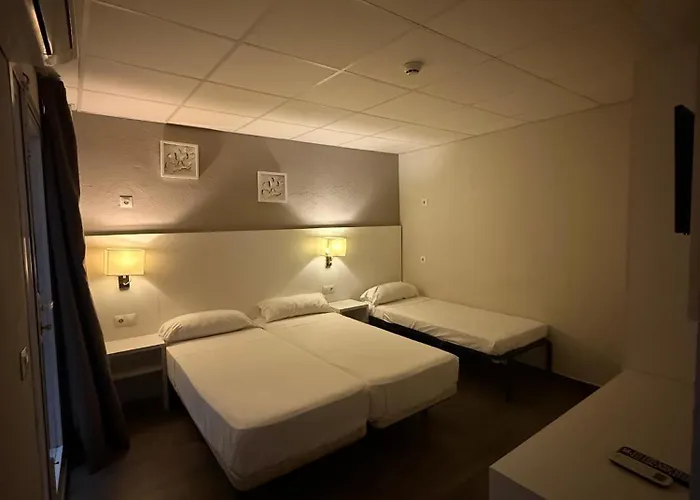 Hostal B And B Benidorm بيت ضيافة
